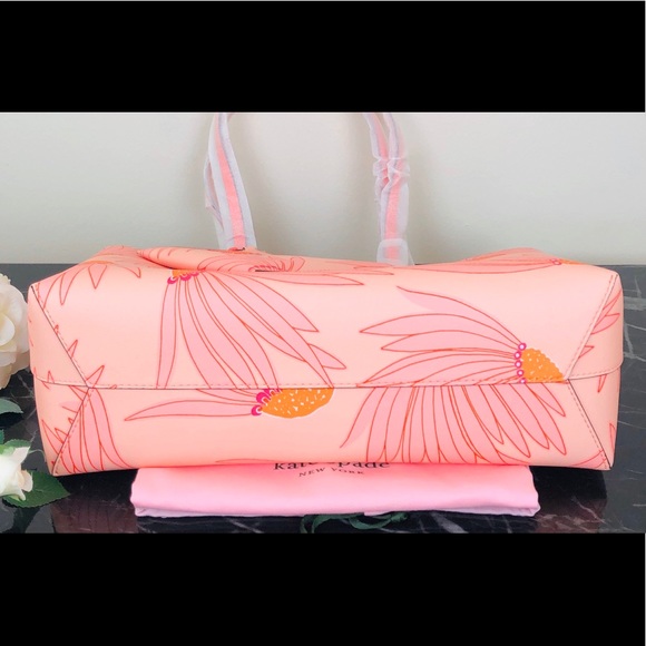 ❤️SOLD OUT❌Kate Spade Molly Flower Falling Tote❤️ - Picture 6 of 16